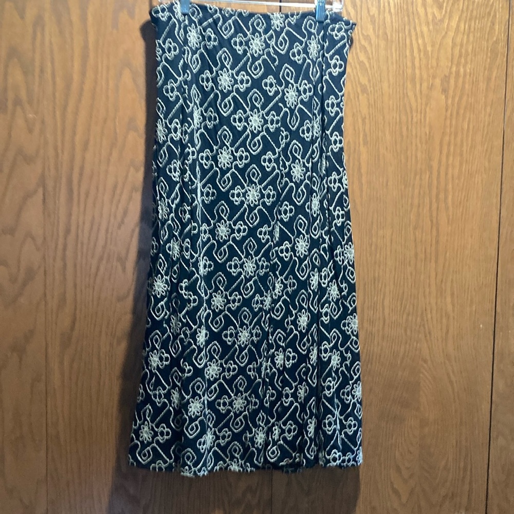 Anne Klein Black and Cream embroidered skirt. size M